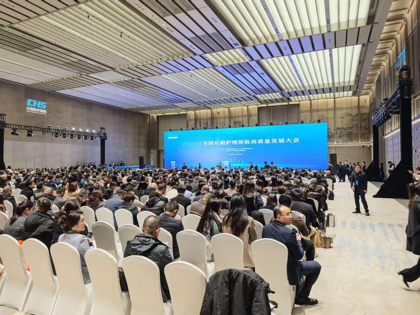 藍創(chuàng)科技亮相全國長護險高質(zhì)量發(fā)展大會:PEO護理機器人首秀,引爆長護險智能化護理賽道